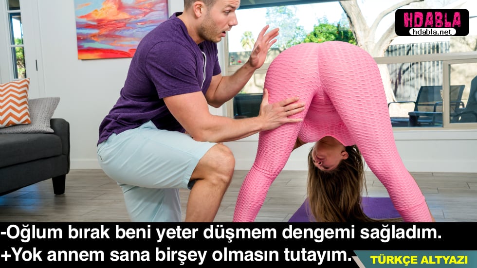 Yoga yapan anasına yardım ederken Götüne bakıp iç geçiriyor