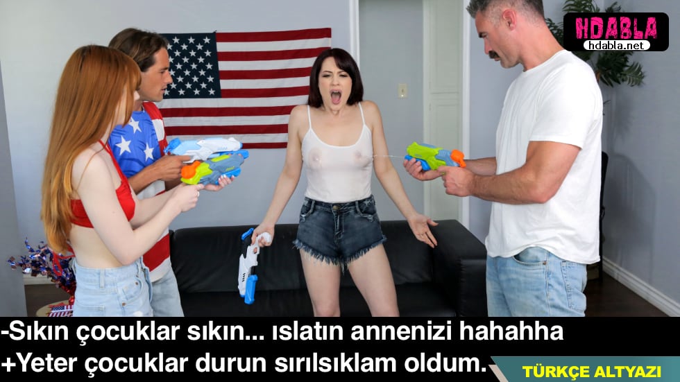 Su savaşı yaparken annemi ıslattım memeleri göründü Swinger