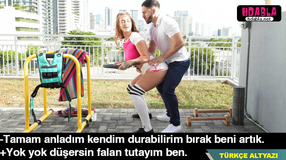 Ablamın arkadaşına spor yaptırıyorum ayağına yaslıyorum