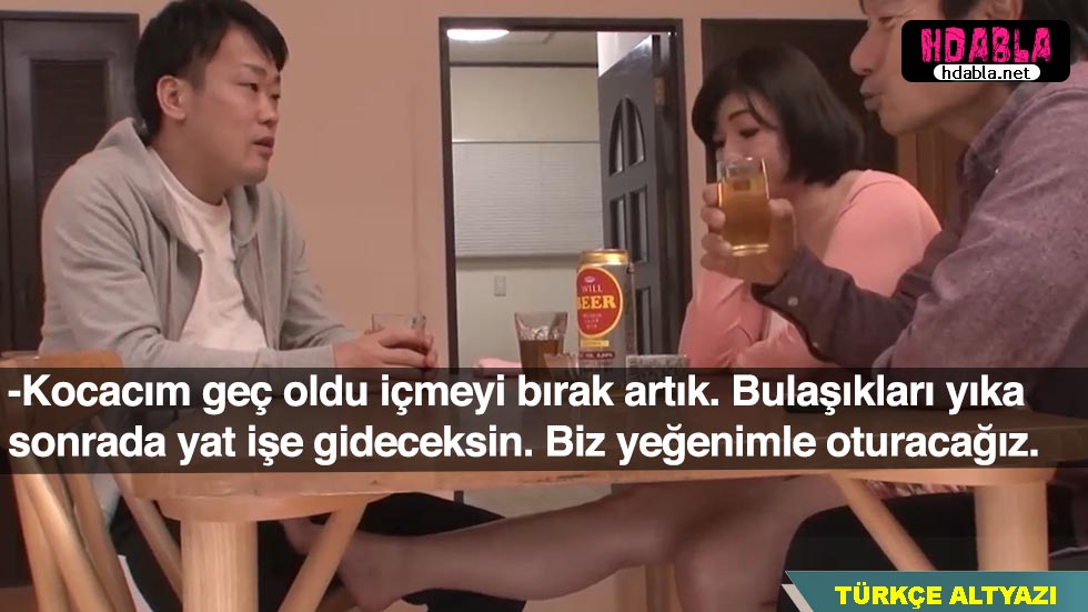 Teyzem amcamın yanında masanın altından ayağıyla sikime dokundu Bölüm 2