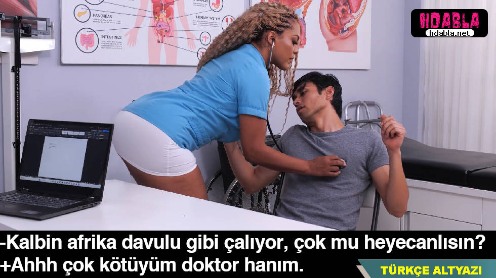 Kalbi dinlenirken Kadın doktorun memelerini süzüyor