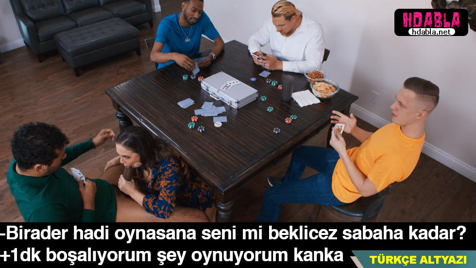 Kocasının eve gelen arkadaşlarına Masa altından sakso çekiyor